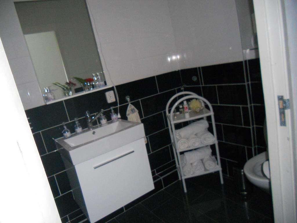 Sewdien'S Apartment Maashaven Rotterdam Room photo